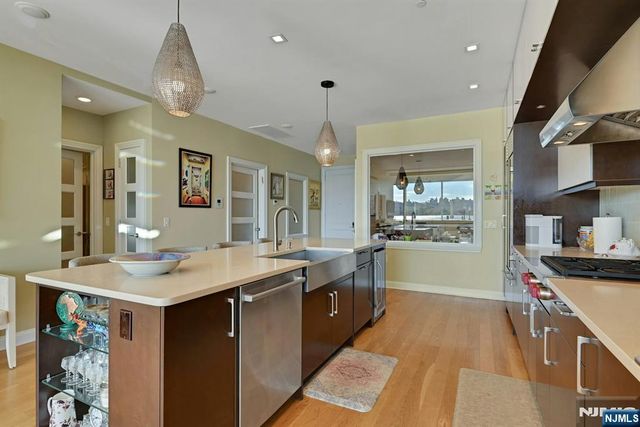 9 Somerset Lane 107, Edgewater, NJ 07020