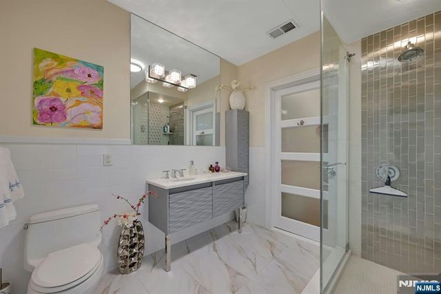 9 Somerset Lane 107, Edgewater, NJ 07020