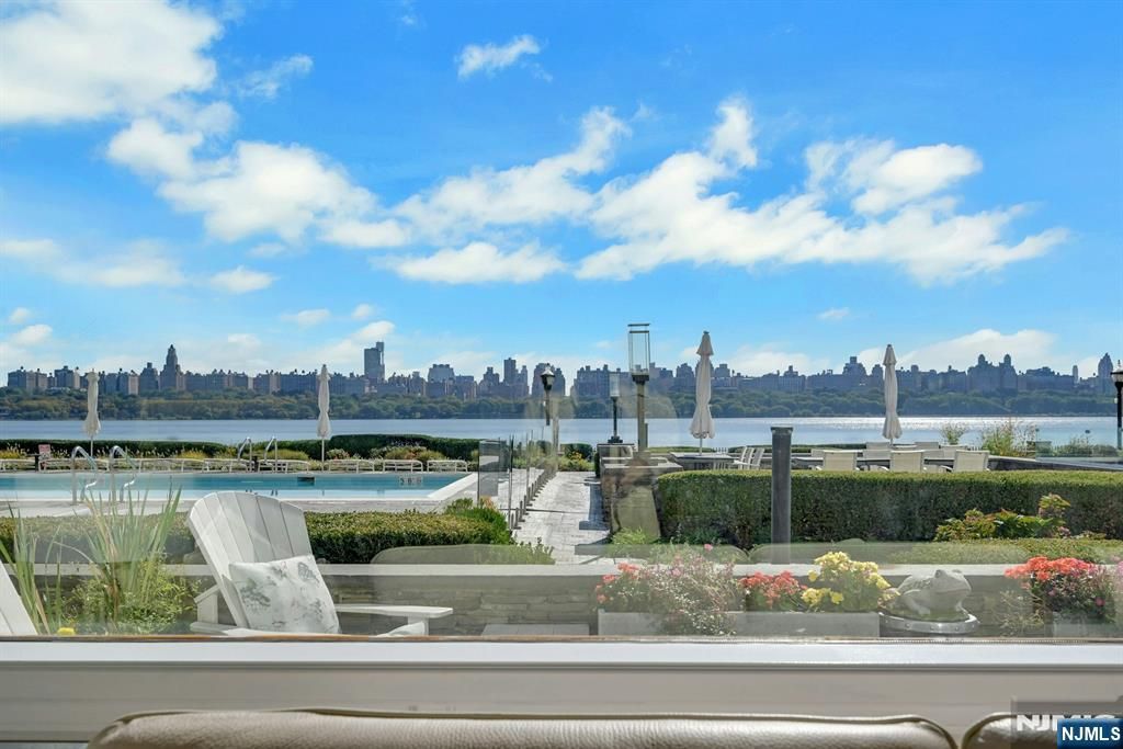 9 Somerset Lane 107, Edgewater, NJ 07020
