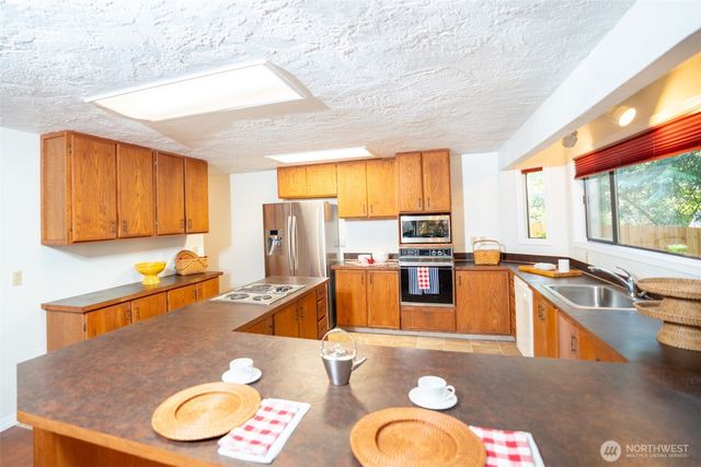 140 N Dow Creek Drive, Hoodsport, WA 98548