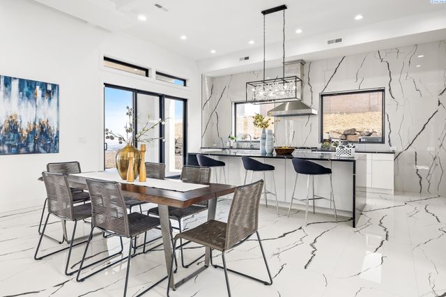 6982 W 22nd Ave, Kennewick, WA 99338