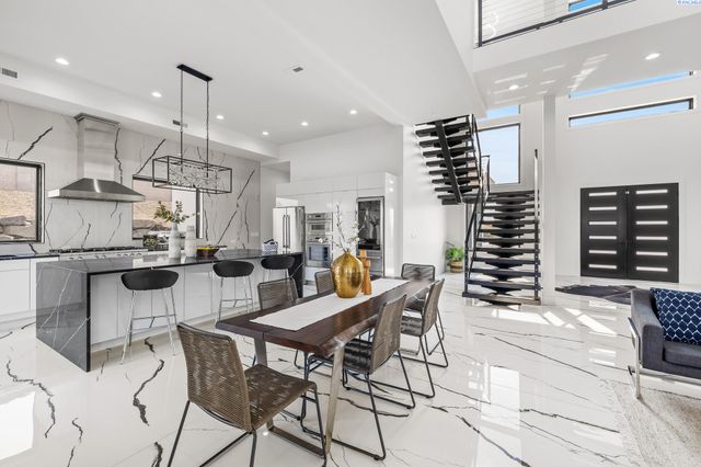 6982 W 22nd Ave, Kennewick, WA 99338