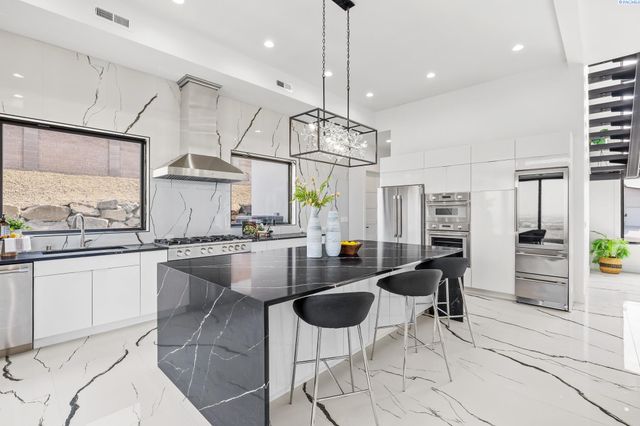 6982 W 22nd Ave, Kennewick, WA 99338