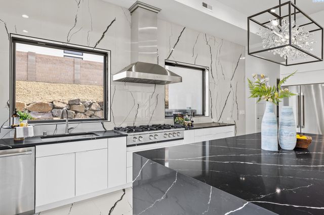 6982 W 22nd Ave, Kennewick, WA 99338