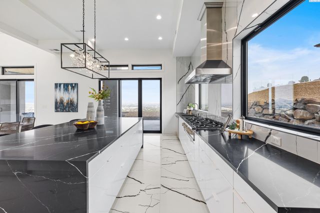 6982 W 22nd Ave, Kennewick, WA 99338