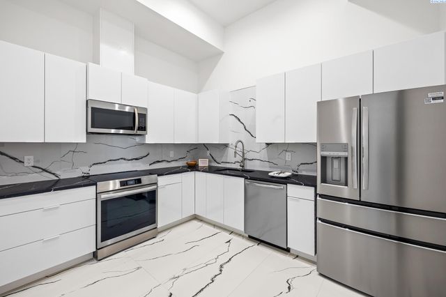 6982 W 22nd Ave, Kennewick, WA 99338