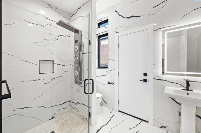 6982 W 22nd Ave, Kennewick, WA 99338