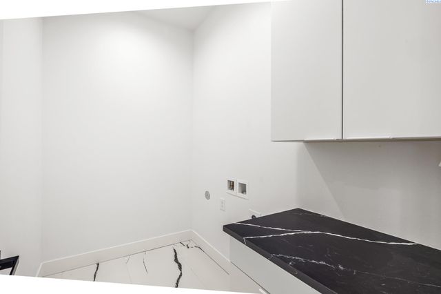 6982 W 22nd Ave, Kennewick, WA 99338