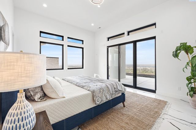 6982 W 22nd Ave, Kennewick, WA 99338