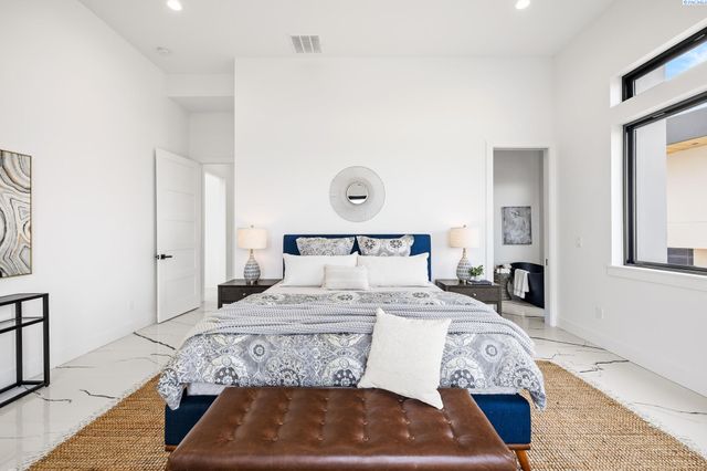 6982 W 22nd Ave, Kennewick, WA 99338