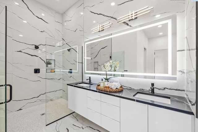 6982 W 22nd Ave, Kennewick, WA 99338