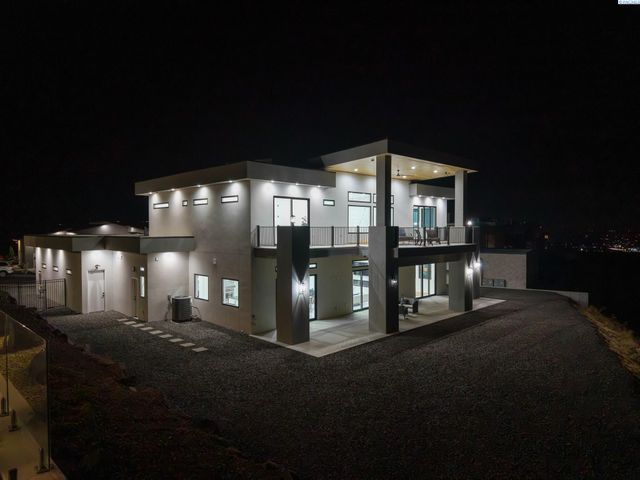 6982 W 22nd Ave, Kennewick, WA 99338