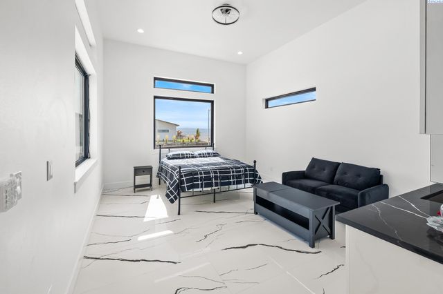 6982 W 22nd Ave, Kennewick, WA 99338