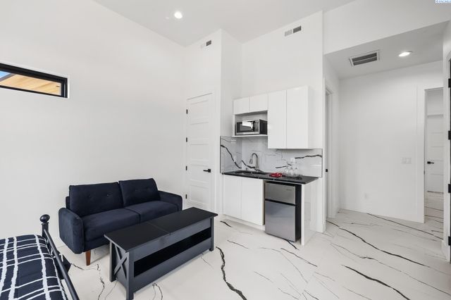 6982 W 22nd Ave, Kennewick, WA 99338