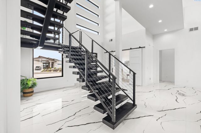 6982 W 22nd Ave, Kennewick, WA 99338