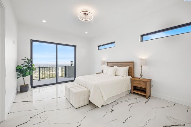 6982 W 22nd Ave, Kennewick, WA 99338