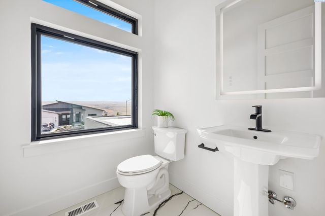 6982 W 22nd Ave, Kennewick, WA 99338