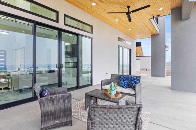 6982 W 22nd Ave, Kennewick, WA 99338