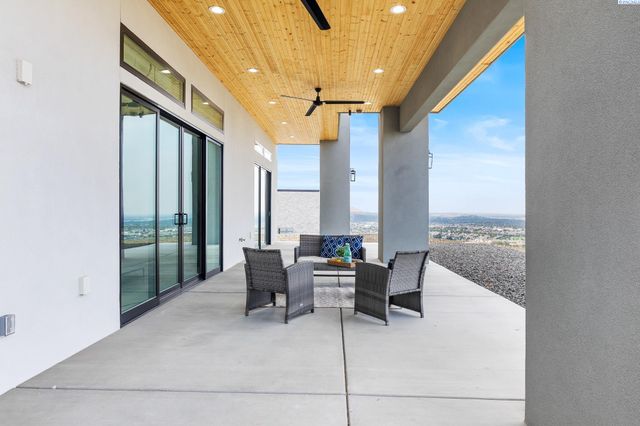 6982 W 22nd Ave, Kennewick, WA 99338