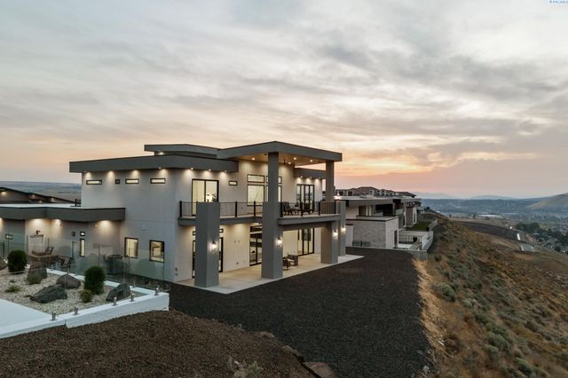 6982 W 22nd Ave, Kennewick, WA 99338