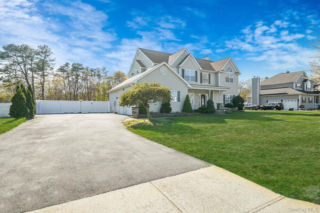 4 Jordan Drive, Medford, NY 11763