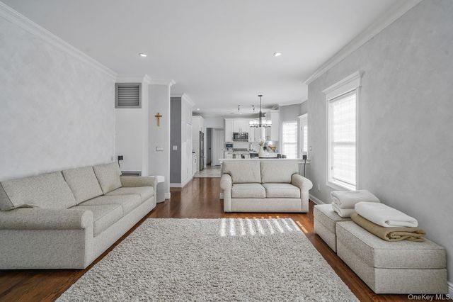 4 Jordan Drive, Medford, NY 11763