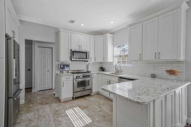 4 Jordan Drive, Medford, NY 11763