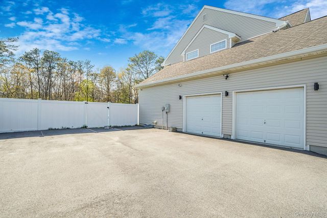 4 Jordan Drive, Medford, NY 11763