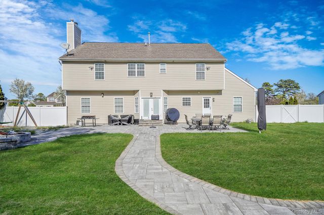 4 Jordan Drive, Medford, NY 11763