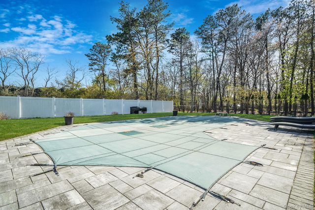 4 Jordan Drive, Medford, NY 11763