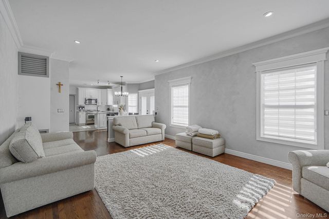 4 Jordan Drive, Medford, NY 11763