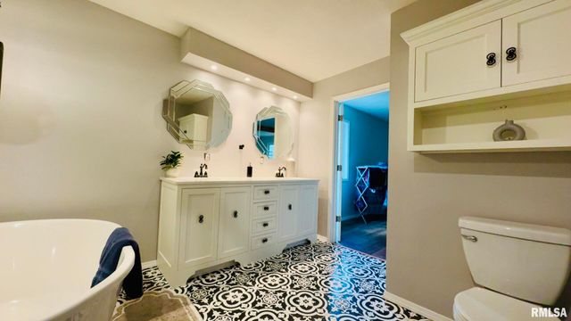 1209 Election Drive, Benton, IL 62812