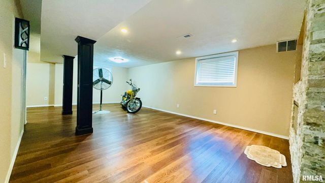 1209 Election Drive, Benton, IL 62812