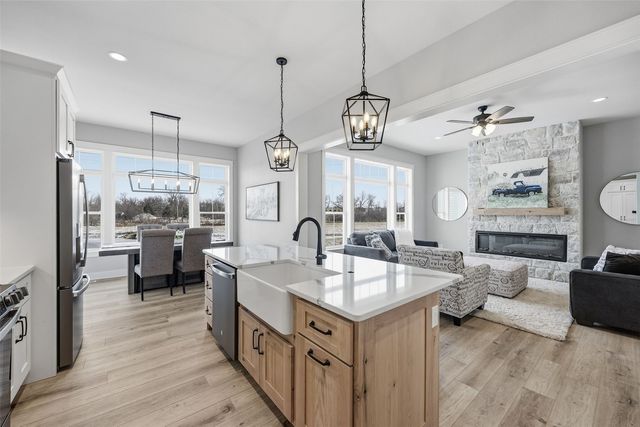 3010 Trailside Dr, Robins, IA 52328