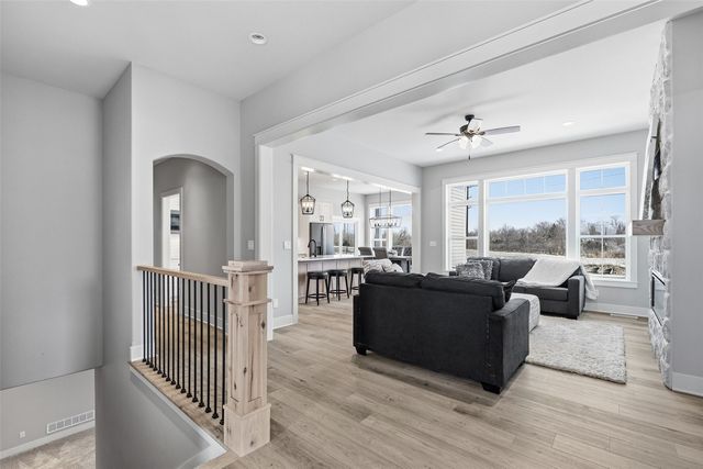 3010 Trailside Dr, Robins, IA 52328