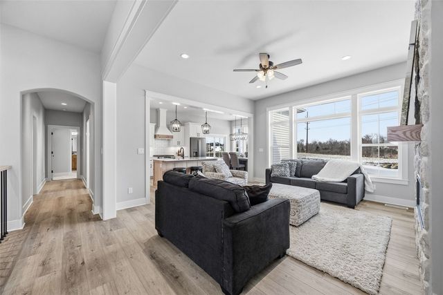 3010 Trailside Dr, Robins, IA 52328