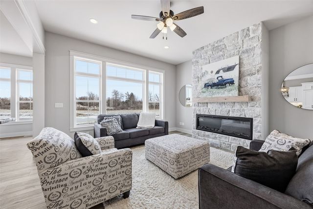 3010 Trailside Dr, Robins, IA 52328