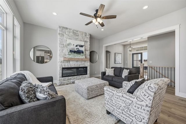 3010 Trailside Dr, Robins, IA 52328