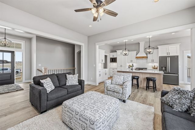 3010 Trailside Dr, Robins, IA 52328