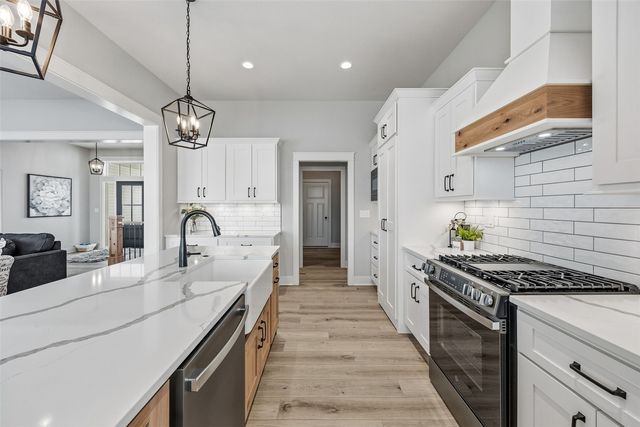 3010 Trailside Dr, Robins, IA 52328