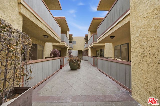 12940 Riverside Drive 201, Los Angeles, CA 91423