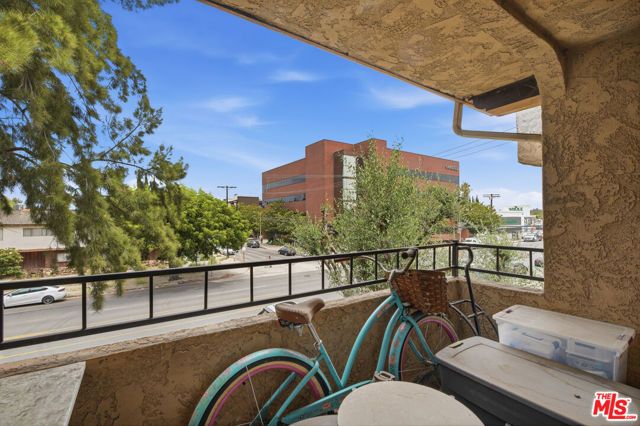 12940 Riverside Drive 201, Los Angeles, CA 91423