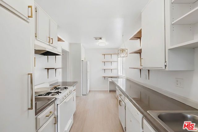 12940 Riverside Drive 201, Los Angeles, CA 91423