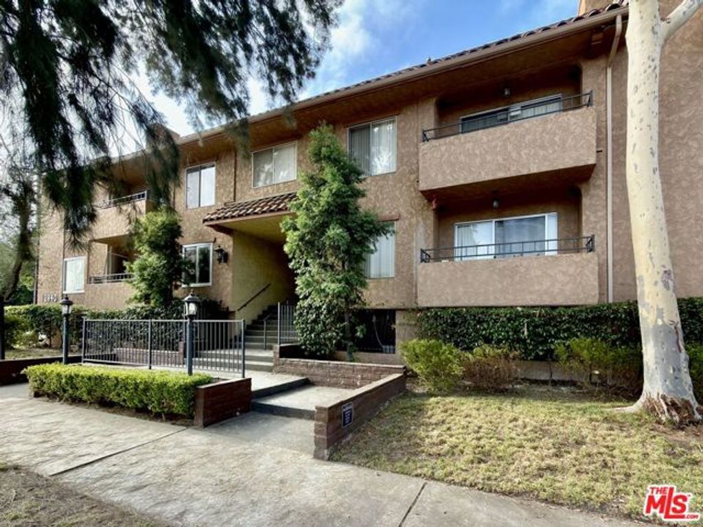 12940 Riverside Drive 201, Los Angeles, CA 91423