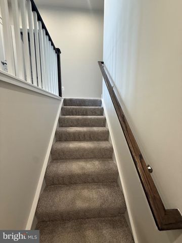 8144 FOXWOOD DR, Manassas, VA 20109