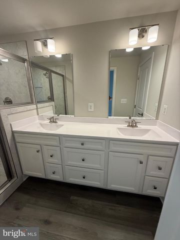 8144 FOXWOOD DR, Manassas, VA 20109
