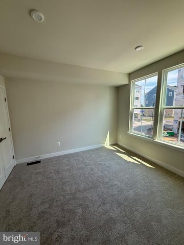 8144 FOXWOOD DR, Manassas, VA 20109