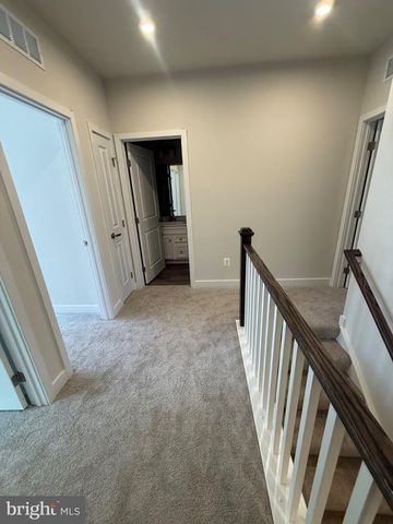 8144 FOXWOOD DR, Manassas, VA 20109