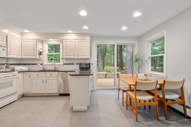 41 Old Stagecoach Rd, Bedford, MA 01730