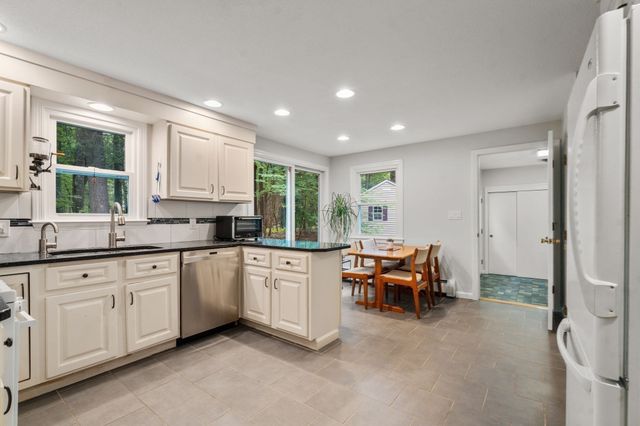 41 Old Stagecoach Rd, Bedford, MA 01730